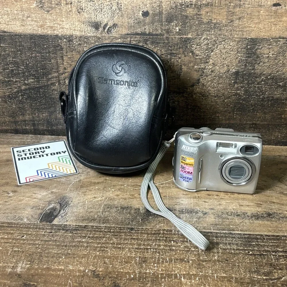 Nikon COOLPIX 5600 5.1 MP Digital Camera Silver For Parts Or Repair w Samsonite